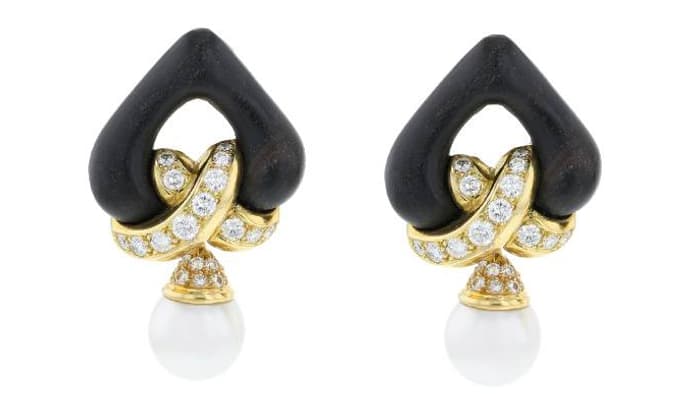 Paire de clips d'oreilles Rene Boivin en or jaune, en ébène, en perles et en diamants, proposée par Collector Square.