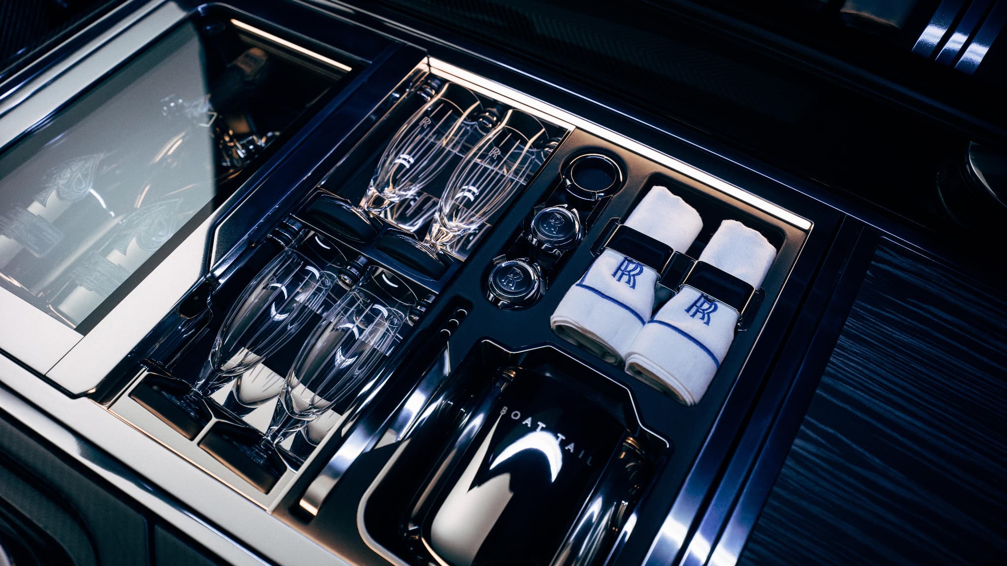 Un réfrigérateur et de quoi servir le champagne, une des options très luxueuses de cette Rolls-Royce Boat Tail. Un réfrigérateur et de quoi servir le champagne, une des options très luxueuses de cette Rolls-Royce Boat Tail.