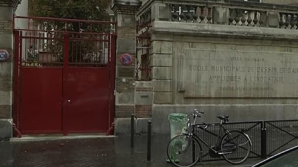 Le portail du lycée Edgar Quinet, dans le 9e arrondissement de Paris.