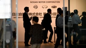 Des actionnaires de Nissan arrivent au siège du groupe à Yokohama, dans la banlieue de Tokyo, pour assister à l'assemblée générale le 25 juin 2019