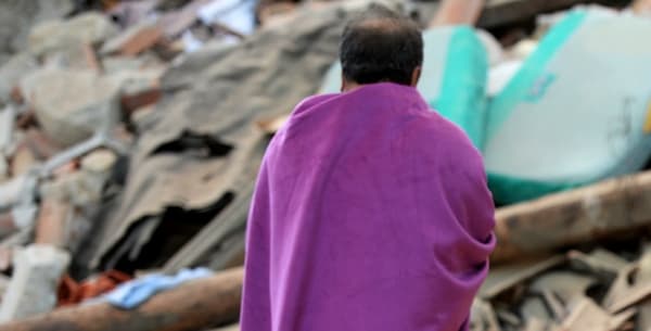 Illustration Un homme parmi les décombres à Amatrice, après le puissant séisme dans la nuit du 23 au 24 août 2016 Illustration Un homme parmi les décombres à Amatrice, après le puissant séisme dans la nuit du 23 au 24 août 2016