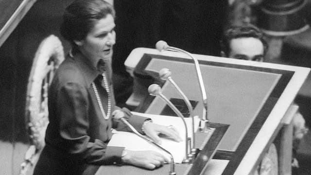 Simone Veil, en mai 1974, à la tribune de l'Assemblée pour défendre sa loi sur l'avortement.