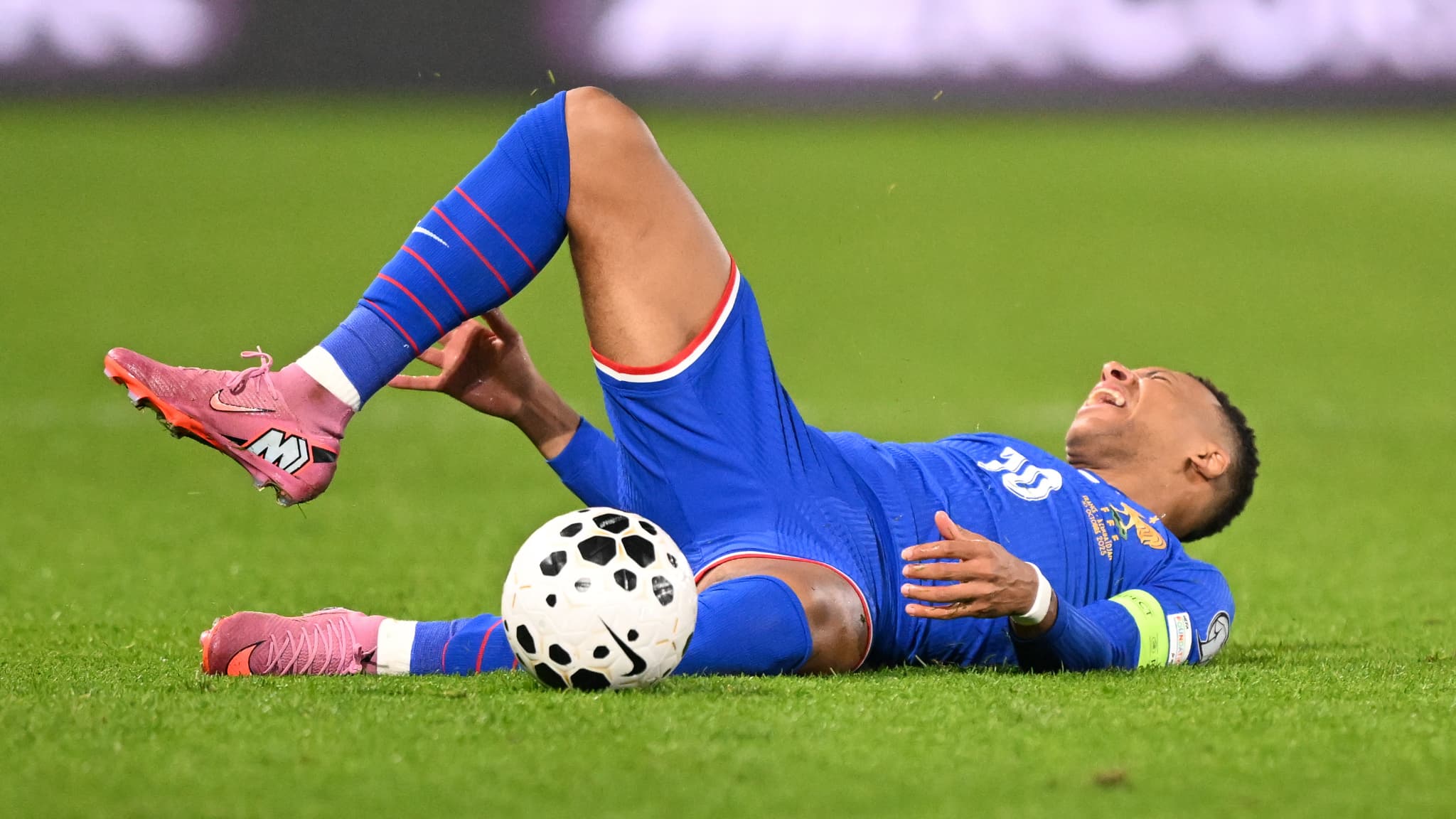 DE L'INQUIÉTUDE, ET DE L'ÉTONNEMENT: LA PRESSE MADRILÈNE SE DEMANDE SI KYLIAN MBAPPÉ, SORTI BLESSÉ CONTRE L'AZERBAÏDJAN, N'A PAS TROP JOUÉ AVEC LES BLEUS
