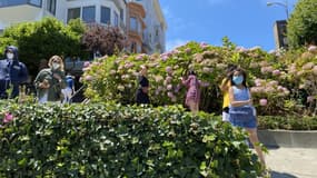 Des touristes portant des masques dans Lombard Street, une des rues les plus célèbres de San Francisco, Etats-Unis,le 2 août 2020
