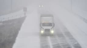 Un camion sur l'autoroute 401 à Londres, en Ontario, le 23 décembre 2022, alors que l'Amérique du Nord est frappée par une tempête hivernale