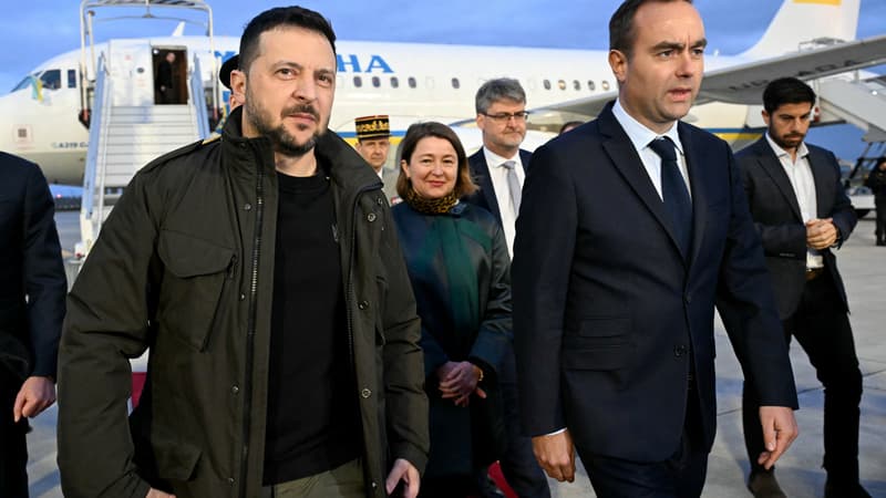 Lors de sa venue à Paris le 16 février, le président ukrainien Volodymyr Zelensky a été accueilli à la descente d'avion par le ministre des Armées, Sebastien Lecornu.