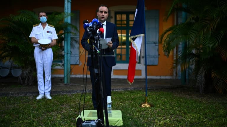 Le ministre des Outre-mer Sébastien Lecornu s'adresse à la presse le 29 novembre 2021 à Pointe-à-Pitre