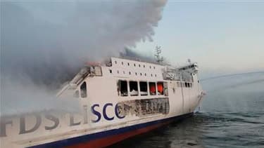 Colonne de fumée au dessus du Lisco Gloria. Plus de deux cents passagers et membres d'équipage ont été évacués après qu'un incendie s'est déclaré à bord de ce ferry lituanien près de l'île allemande de Fehmarn en Mer baltique. /Photo prise le 9 octobre 20