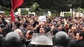 Manifestation devant le ministère de l'Intérieur, à Tunis. Le président tunisien Zine el Abidine Ben Ali a décrété l'état d'urgence dans tout le pays. /Photo prise le 14 janvier 2011/REUTERS/Zoubeir Souissi