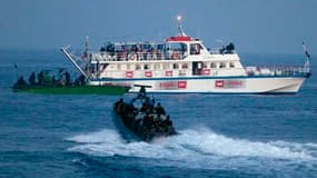 Embarcations israéliennes en phase d'approche d'un des six bateaux qui faisaient route en mer Méditerranée vers Gaza. Les réactions indignées se sont multipliées lundi en France, après l'assaut meurtrier des forces israéliennes contre une flottille humani