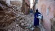 Une femme passe dans les décombres d'une rue de Marrakech, au Maroc, après le séisme, le 9 septembre 2023