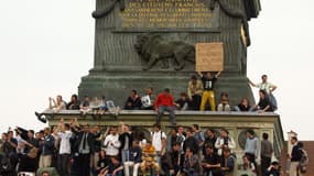 Une manifestation contre l'extrême droite à Paris, le 22 avril 2002, après la qualification de Jean-Marie Le Pen au second tour de l'élection présidentielle.