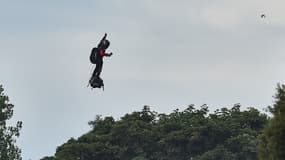 Franky Zapata arrive en Angleterre après avoir traversé la Manche sur son Flyboard, ce dimanche