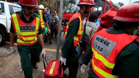 Equipes de secours près du site du crash d'un Airbus A321 de la compagnie privée pakistanaise Airblue, sur les collines de Margalla, près d'Islamabad. Aucun des 152 occupants de l'appareil n'a survécu à la catastrophe, selon des responsables pakistanais.