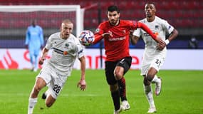 Martin Terrier devant Igor Smolnikov et Kaio lors du match Rennes-Krasnodar, le 20 octobre 2020