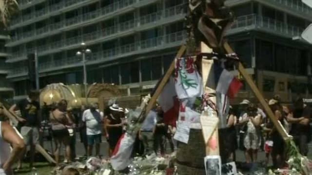 Mémorial improvisé sur la Promenade des Anglais après l'attentat du 14 juillet, à Nice le 16 juillet 2016. 