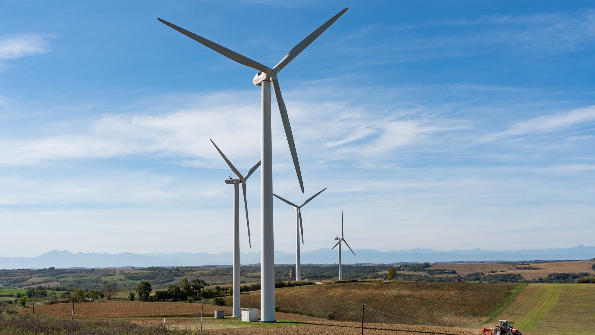 Totalenergies rachète les activités d'énergies renouvelables terrestres en Europe de Shell et revend une partie de ses parcs solaire et éolien à un fonds d'investissement américain pour 1,8 milliard d'euros