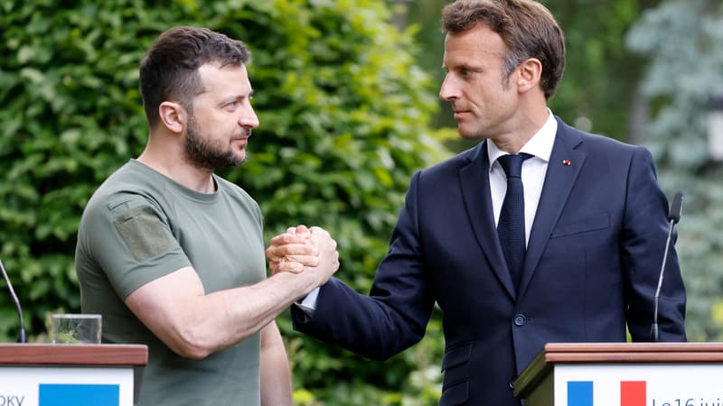 Volodymyr Zelensky et Emmanuel Macron lors d'une conférence de presse à Kiev, le 16 juin 2022. 