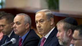 Le Premier ministre israélien Benjamin Netanyahu lors du conseil des ministres hebdomadaire. Le principe de la libération de 104 prisonniers arabes a été approuvé afin de faciliter une relance des négociations de paix avec les Palestiniens. /Photo prise l