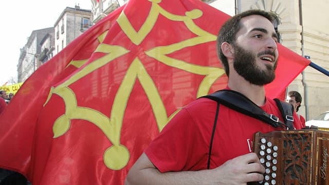 la croix occitane (et un joueur d'accordéon) lors d'une manifestation pour la défense de la culture régionale
