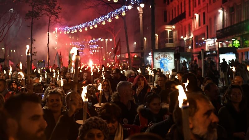 Les quelques 2000 personnes munies de torches dans les rues de Marseille ce jeudi en fin d'après-midi.