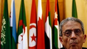 Amr Moussa, secrétaire général de la Ligue arabe. Le conseil ministériel de l'organisation a demandé samedi au Conseil de sécurité de l'Onu d'imposer une zone d'exclusion aérienne dans le ciel libyen, selon la télévision nationale égyptienne. /Photo prise