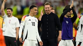 Jamal Musiala célèbre la qualification en quarts de l'Euro 2024 avec son coach Julian Nagelsmann