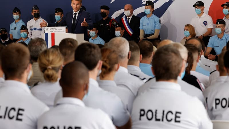 Emmanuel Macron face à des policiers à Roubaix, le 14 septembre 2021