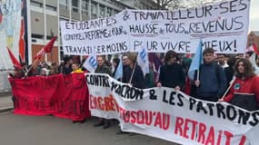 Des étudiants manifestent contre la réforme des retraites, à Lille, le 16 février 2023.