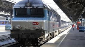 La SNCF prévoit un retour progressif du trafic à la normale vendredi matin au lendemain d'une grève fortement suivie des cheminots hostiles au projet de réforme ferroviaire du gouvernement. /Photo prise le 3 avril 2012/REUTERS/Charles Platiau