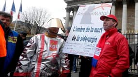 Plusieurs dizaines de sidérurgistes du groupe ArcelorMittal de Florange, menacé de fermeture, ont manifesté mercredi à la mi-journée aux abords de l'Assemblée nationale avant d'être reçus par le ministre du Redressement productif Arnaud Montebourg. /Photo
