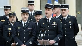 Emmanuel Franchet, major de la gendarmerie (au micro) et les représentants des syndicats de gendarmes, à l'Elysée à Paris, le 12 avril 2016
