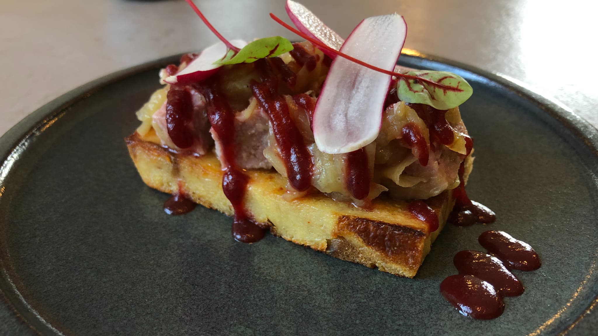 Pain perdu salé, compotée d’oignons au saucisson lyonnais et ketchup de betterave. Pain perdu salé, compotée d’oignons au saucisson lyonnais et ketchup de betterave.