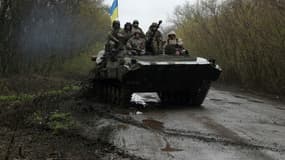 Des soldats ukrainiens sur un véhicule blindé dans la région de Kharkiv, le 18 avril 2022