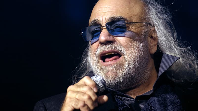 Le chanteur Demis Roussos en décembre 2006, lors d'un concert organisé dans le cadre de la tournée "Age tendre et têtes de bois" qui réunit les idoles de la chanson des années 60.