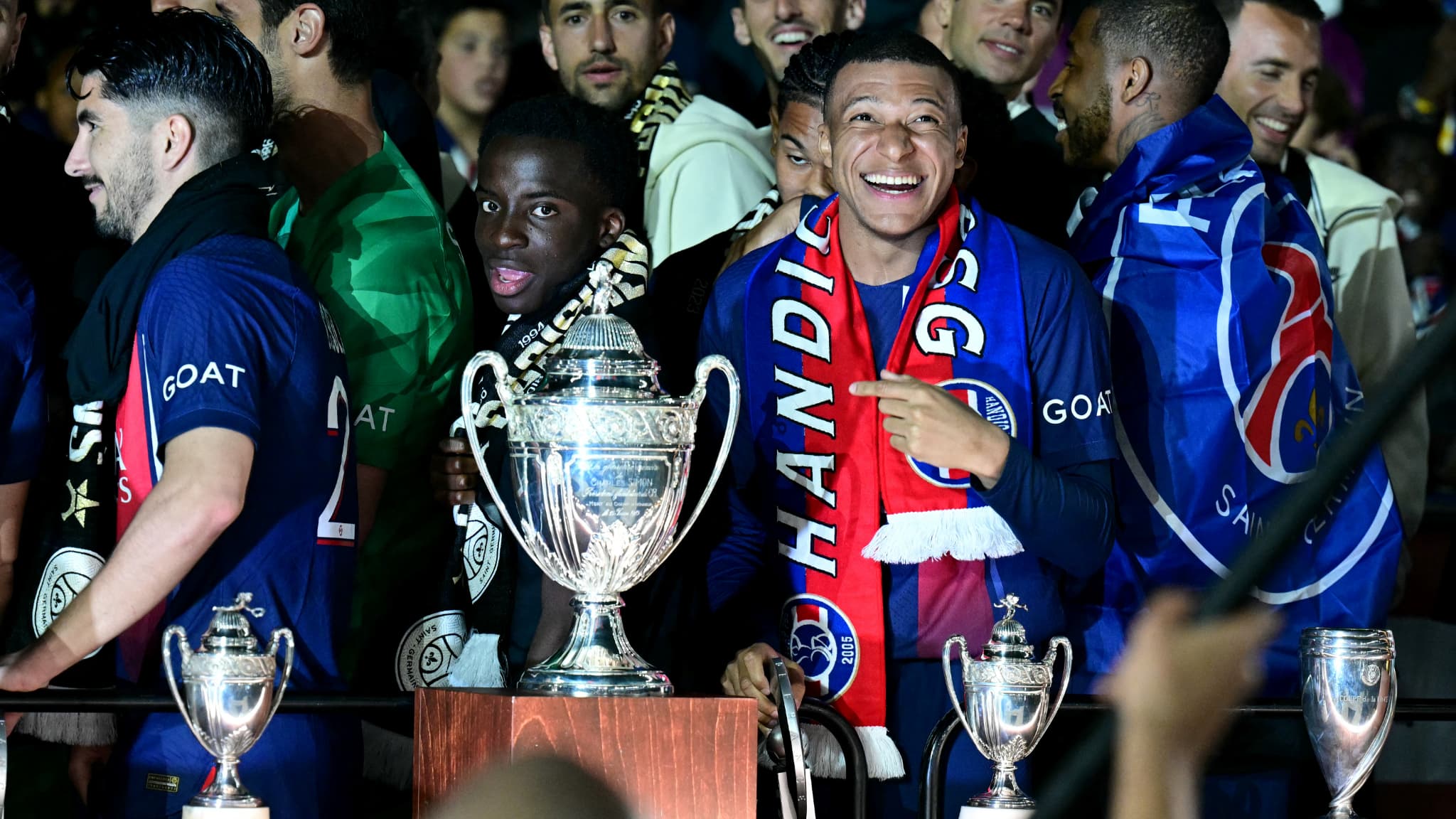 Le sourire de Kylian Mbappé à côté des trophées du PSG au Parc des Princes, 12 mai 2024 Le sourire de Kylian Mbappé à côté des trophées du PSG au Parc des Princes, 12 mai 2024