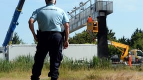 Démantèlement d'un portique écotaxe sur la N171 entre Nantes et Saint-Nazaire.