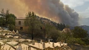 Des nuages de fumée s'élèvent le 10 août 2021 d'une région de Kabylie, dans le nord de l'Algérie, frappée par des incendies meurtriers