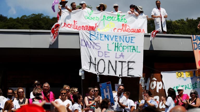 Les "perchés" occupent le toit de l'hôpital psychiatrique du Havre depuis le 26 juin dernier
