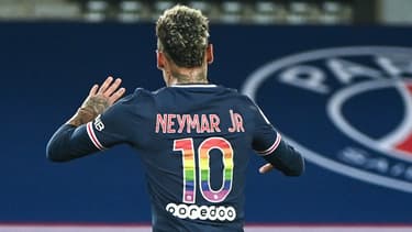 Neymar avec un flocage aux couleurs arc-en-ciel, symbole LGBTQ+, à Paris le 16 mai 2021