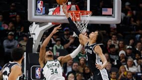 Victor Wembanyama contre Giannis Antetokounmpo lors du match entre les San Antonio Spurs et Milwaukee Bucks (121-125), le 4 janvier 2024
