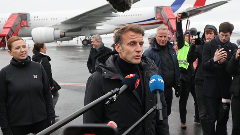 Emmanuel Macron (au centre) s'adresse aux journalistes aux côtés de la Première ministre danoise Mette Frederiksen (à gauche) à son arrivée à l'aéroport de Nuuk, au Groenland, le 15 juin 2025.