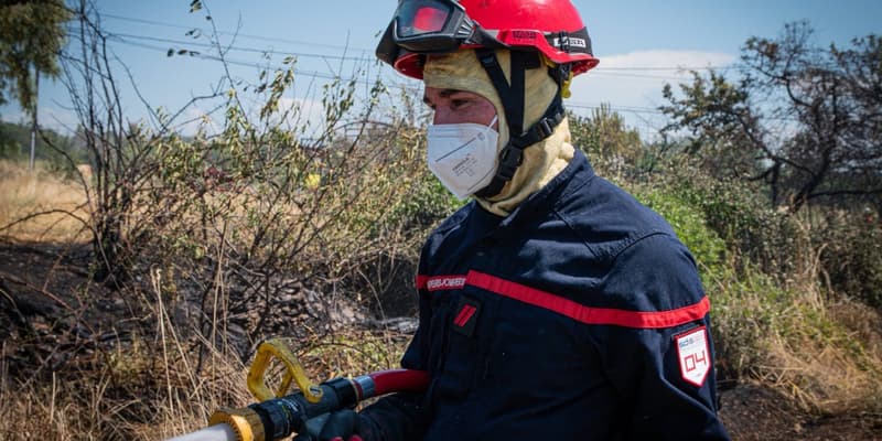 Un sapeur-pompier des Alpes-de-Haute-Provence engagé sur l'incendie d'un feu de broussaille à Saint-Etienne-les-Orgues le mardi 12 août 2025. Photo d'illustration