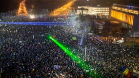 Une manifestation à Bucarest le 5 février 2017 contre un assouplissement de la loi anti-corruption