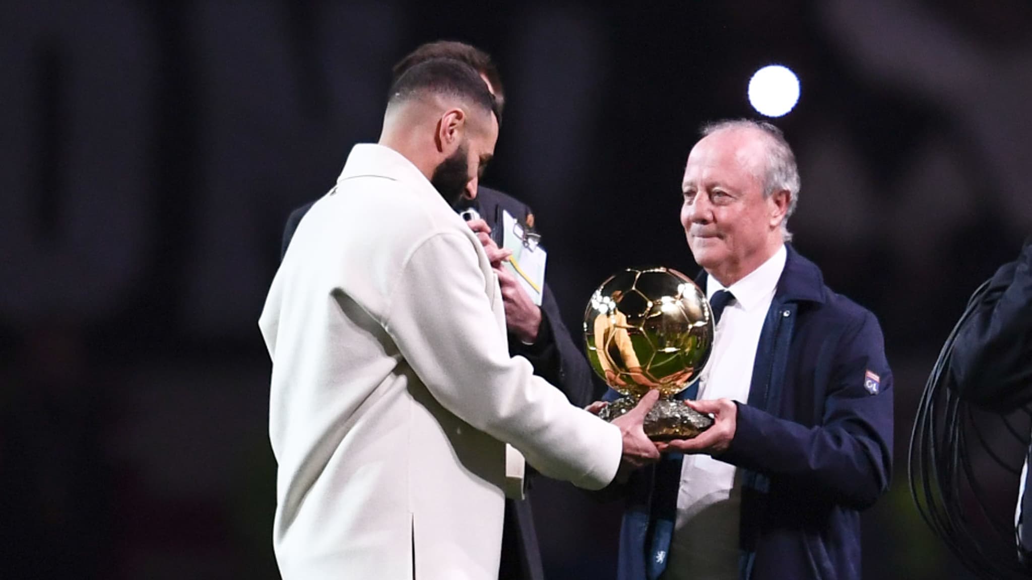 Bernard Lacombe donne le Ballon d'or à Karim Benzema au Groupama Stadium, le 11 novembre 2022 Bernard Lacombe donne le Ballon d'or à Karim Benzema au Groupama Stadium, le 11 novembre 2022