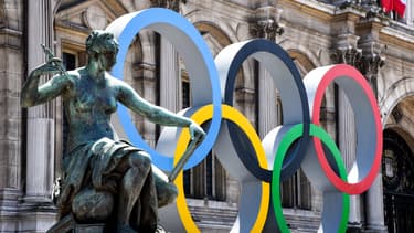 Les anneaux olympiques devant la mairie de Paris avant les JO 2024