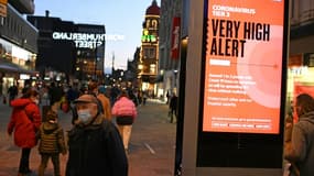 Un panneau d'information sur le niveau d'alerte au coronavirus dans une rue de Newcastle-upon-Tyne, le 19 décembre 2020 au Royaume-Uni