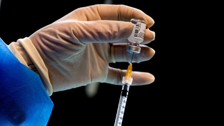 Un soignant prépare une dose de vaccin anti-Covid-19 Pfizer-BioNTech le 8 février 2021 dans un hôpital de Rome