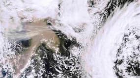 Image satellite montrant à 12 heures GMT le nuage de cendres provoqué par l'éruption du volcan islandais Grimsvötn. Selon le secrétaire d'Etat français aux Transports, Thierry Mariani, ce nuage ne présente aucun risque pour la France dans les prochaines 4