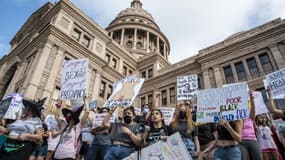 Des défenseurs du droit à l'avortement devant le Parlement du Texas, à Austin le 2 octobre 2021